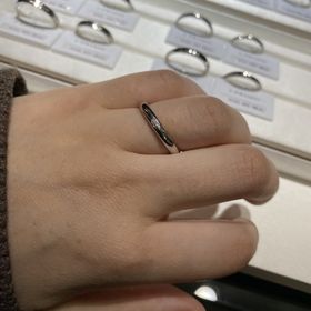 【アイプリモ(I-PRIMO)の口コミ】 ダイヤモンドがちょっと入っているので、ギラギラしすぎず、でもかわいさ…