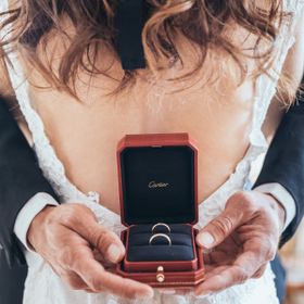 【カルティエ(Cartier)の口コミ】 新婦はイエベ、新郎は小麦肌のため、2人にとって肌馴染みの良いゴールドで…