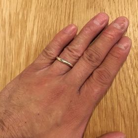 【4℃ BRIDAL(ヨンドシーブライダル)の口コミ】 ペアで販売しており妻がピンクゴールドがいいと言ったので選んでいると男…