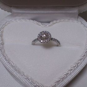 【LEHAIM(レハイム)の口コミ】 センターダイヤモンドが大きく見えて、回りのメレダイヤがとても華やかで…