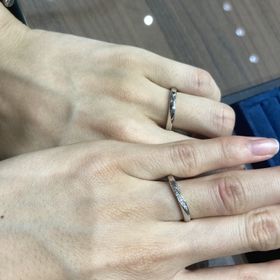 【4℃ BRIDAL(ヨンドシーブライダル)の口コミ】 ダイヤが入っているタイプのものを探していました。このお店でタイプに当…