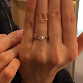 【ロイヤル・バローヌの口コミ】 なるべくシンプルな枠で、メレダイヤ2つのタイプが良かったので、これを選…