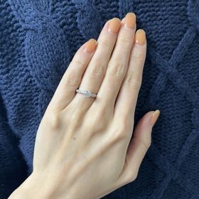 【銀座ダイヤモンドシライシの口コミ】 アーム部分に細かく並ぶダイヤモンドが上品で、中心のダイヤの輝きを邪魔…