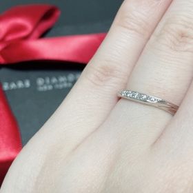 【ラザール ダイヤモンド(LAZARE DIAMOND)の口コミ】 ウェーブのメレで探しており、2ブランドまで絞った後にラザールダイアモン…