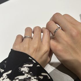 【ラザール ダイヤモンド(LAZARE DIAMOND)の口コミ】 シンプルですが、上下にミル打ちがされておりダイヤが一粒付いているデザ…