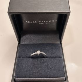 【ラザール ダイヤモンド(LAZARE DIAMOND)の口コミ】 ゆるいウェーブなので、指が太めなのですが、指の形が綺麗にすっきり見え…
