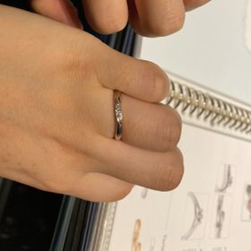 【銀座ダイヤモンドシライシの口コミ】 少しダイヤモンドが入っているので、指輪を見るたびに嬉しい気持ちになり…