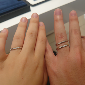 【4℃ BRIDAL(ヨンドシーブライダル)の口コミ】 指になじみやすい王道系のデザインが多い印象だった。
ウェーブがかったス…