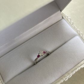 【カオキ　ダイヤモンド専門卸直営店の口コミ】 デザインがシンプルな上に可愛かったです。
ピンクサファイアを入れたいと…