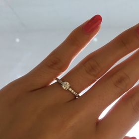 【トリニティ(Trinity)の口コミ】 とにかくキラキラした婚約指輪が欲しくて探していました。
できるだけ着け…