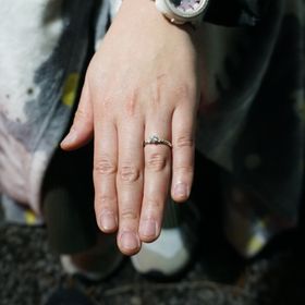 【銀座ダイヤモンドシライシの口コミ】 着け心地が良く、結婚指輪と同時につけても似合うように選びました。その…