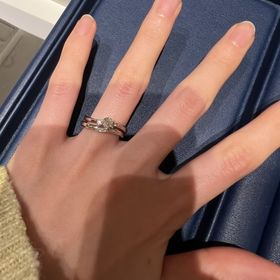 【銀座ダイヤモンドシライシの口コミ】 結婚指輪と重ね付けした時のメレダイヤモンドのラインの一体感が素敵でし…