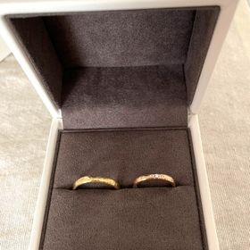 【One&Only(ワンアンドオンリー)の口コミ】 槌目を付けた、シンプルなデザインです。
初めはざっくりとプラチナかな〜…