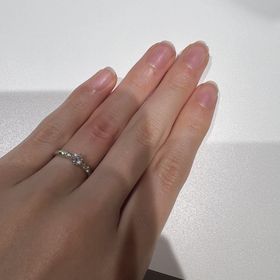 【ラザール ダイヤモンド(LAZARE DIAMOND)の口コミ】 センターダイヤモンドだけでなく、サイドに2粒ずつダイヤモンドがあるので…