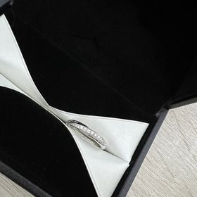 【エクセルコダイヤモンド(EXELCO DIAMOND)の口コミ】 ストレート型でありながら、メレダイヤモンドが斜めに入っているのでウェ…