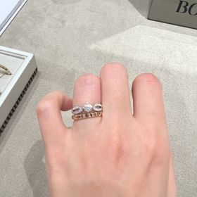 【ブシュロン(BOUCHERON)の口コミ】 婚約指輪らしく、センターに一粒ダイヤがあるデザインのものですが、サイ…