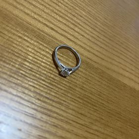 【銀座ダイヤモンドシライシの口コミ】 シンプルなメレダイヤなどがないデザインを探していました。すっきりとダ…