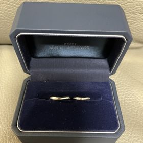 【銀座ダイヤモンドシライシの口コミ】 シンプルだけどねじれがあって動きのあるデザインがお気に入りです。もと…