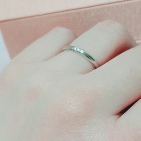 【ケイウノ ブライダル(K.UNO BRIDAL)の口コミ】 シンプルですが、フロントのダイヤが輝いていて華やかさもあるデザインを…