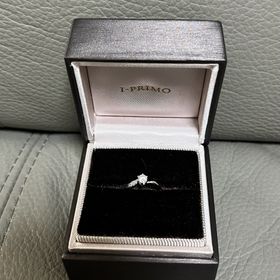 【アイプリモ(I-PRIMO)の口コミ】 中央のメインダイヤだけでなく、左右のねじれ部分にもダイヤがあるため、…