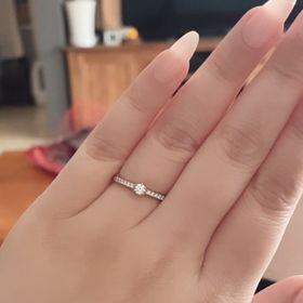 【ROYAL ASSCHER(ロイヤル・アッシャー)の口コミ】 白く輝くダイアモンドがとても綺麗です。
ダイアモンド以外の所だと、角が…