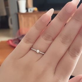 【ROYAL ASSCHER(ロイヤル・アッシャー)】の口コミ 白く輝くダイアモンドがとても綺麗です。
ダイアモンド以外の所だと、角が...