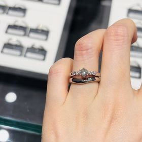 【ラザール ダイヤモンド(LAZARE DIAMOND)の口コミ】 ダイヤを大きく見せたかったのですが、カラット数ではなく、周りに小さな…