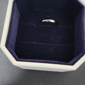 【4℃ BRIDAL(ヨンドシーブライダル)の口コミ】 デザインはウェーブがかかっているものでシンプルなものよりよいと感じま…