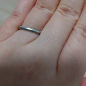 【ティファニー(Tiffany & Co.)の口コミ】 定番テイストのシンプルなデザインですので、ペアでつけるのももちろん、…