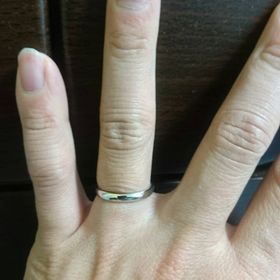 【銀座ダイヤモンドシライシの口コミ】 指輪のデザインが、シンプルかつ品があり、重厚な感じが決め手でした。
価…