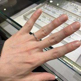 【アイプリモ(I-PRIMO)の口コミ】 全体的にはシンプルで滑らかなウェーブの形状で、マット加工が入れられた…