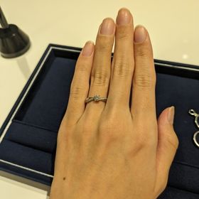 【ヴァンドーム青山(VENDOME AOYAMA)の口コミ】 他のブランドさんではなかなかみかけないデザインです。真ん中のダイヤが…