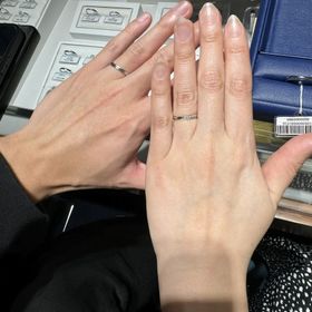 【銀座ダイヤモンドシライシの口コミ】 手がとても綺麗に見えるデザインでした。また、彼とデザインが似てるデザ…