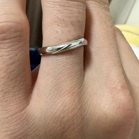 【Something Blue(サムシングブルー)の口コミ】 デザインはシンプルすぎず派手すぎずで選びました。女性の指輪はきらきら…