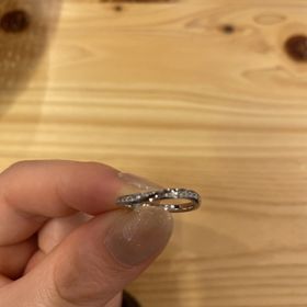 【アイプリモ(I-PRIMO)の口コミ】 デザインが少し珍しく、中心にダイヤがなくその両サイドにダイヤが数個散…