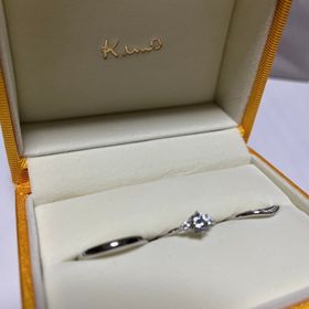 【ケイウノ ブライダル(K.UNO BRIDAL)の口コミ】 婚約指輪でもらった指輪がこちらのブランドの指輪だったので、重ね付けし…