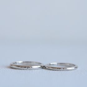 【CRAFY(クラフィ)の口コミ】 鏡面のシンプルなデザインと槌目のデザインの半分のものにしました。使い…