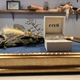 【atelier CraM(アトリエ クラム)の口コミ】 妻がチョイスした指輪になります。
シンプルですがダイヤが目立つかわいい…