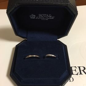 【ROYAL ASSCHER(ロイヤル・アッシャー)の口コミ】 シンプルで長年着けていても飽きないであろうデザイン、新婦の指輪はシン…