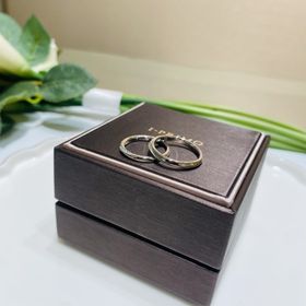 【アイプリモ(I-PRIMO)の口コミ】 決め手としては、頂いた婚約指輪に重ね付けして違和感がなく、なおかつ華…