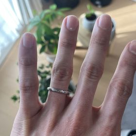 【ラザール ダイヤモンド(LAZARE DIAMOND)の口コミ】 指輪のデザインがシンプルなのですが、2本ほどラインがありシンプルすぎな…