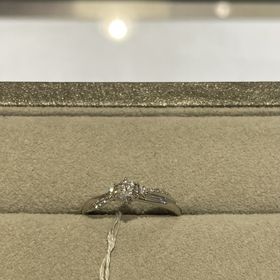 【STAR JEWELRY(スタージュエリー)の口コミ】 スタージュエリーの名前にもある星のモチーフがセンターのダイヤモンドの…