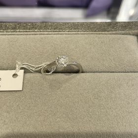 【STAR JEWELRY(スタージュエリー)の口コミ】 ショーケースの中でもひときわ輝きを放っている指輪でした。実際に出して…