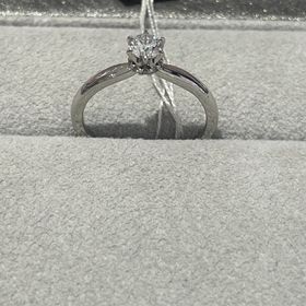 【STAR JEWELRY(スタージュエリー)の口コミ】 この指輪は本当にデザインが珍しく、鉤爪の下の部分に輪っかが着いていて…