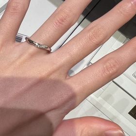 【銀座ダイヤモンドシライシの口コミ】 ウェーブ型のメレダイヤモンド付きのリングを探していました。程よいウェ…