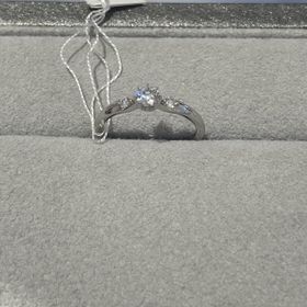 【STAR JEWELRY(スタージュエリー)の口コミ】 指輪のデザインは王道な感じでした。センターに大きめの粒のダイヤがひと…