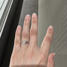 【俄(にわか)の口コミ】 指が長く見えるデザインかつ、とても個性的でした。特にダイヤをとめるた…