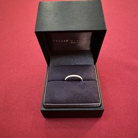 【ラザール ダイヤモンド(LAZARE DIAMOND)の口コミ】 ハーフエタニティリングなので普段使いしやすく、結婚指輪と重ねづけでき…