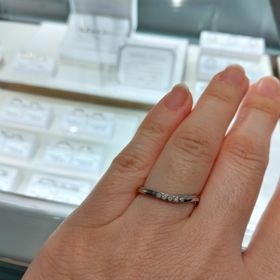 【CHARMY(チャーミー)の口コミ】 硬度と強度が高い「鍛造製法」を取り入れたリングの取り扱いがあります。
…