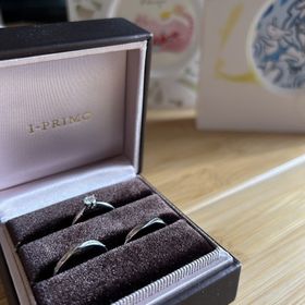 【アイプリモ(I-PRIMO)の口コミ】 婚約指輪と相性が良く、華奢でウェーブがあるもので探していました。両側…
